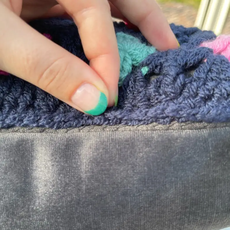 Sewing granny square to pillow