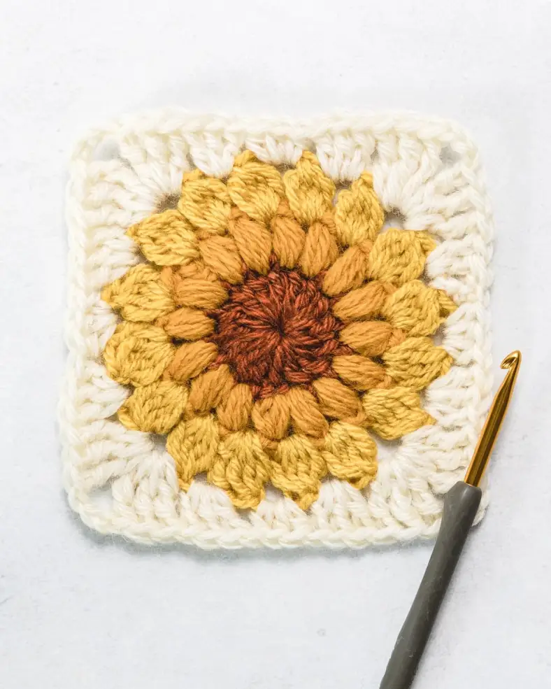 Crochet sunburst granny square 6