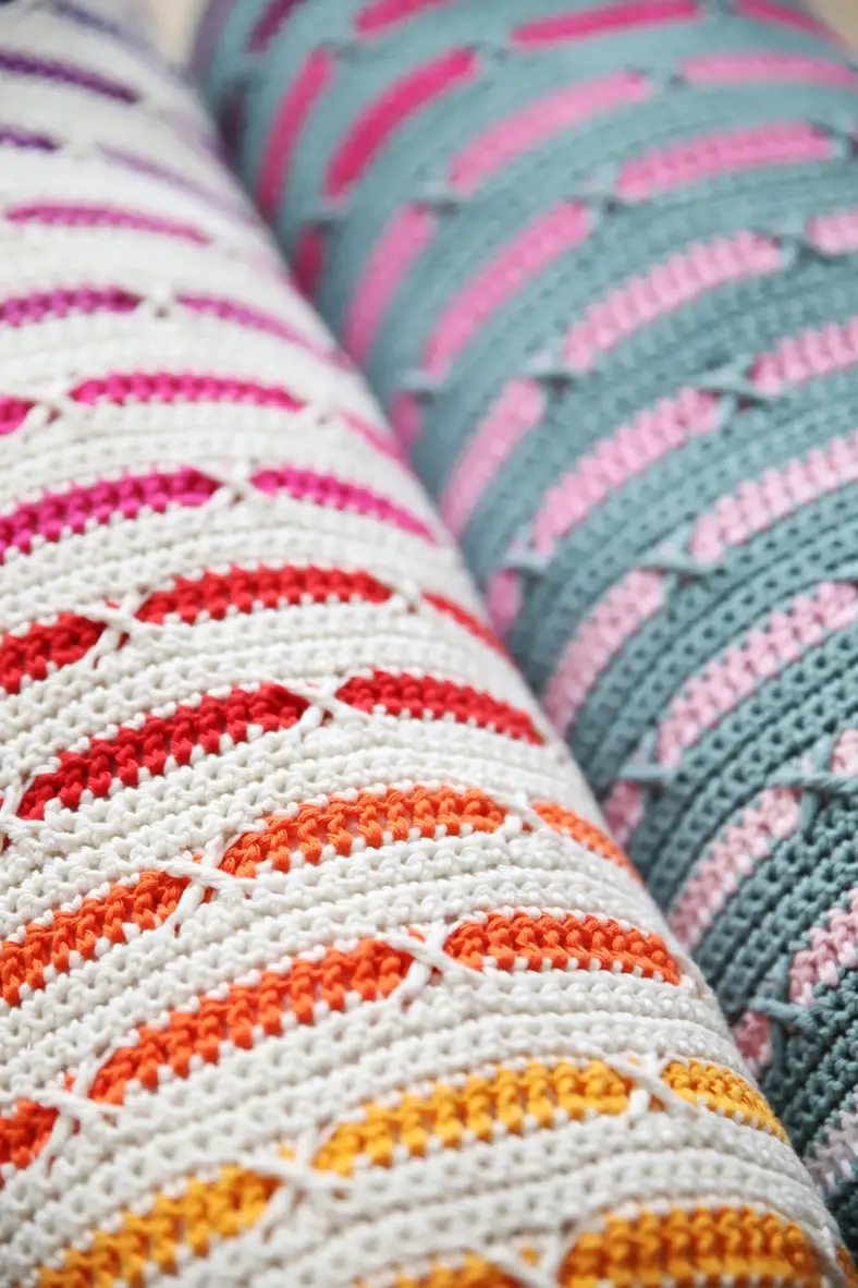 XOXO crochet pilow close up white pink and silver green