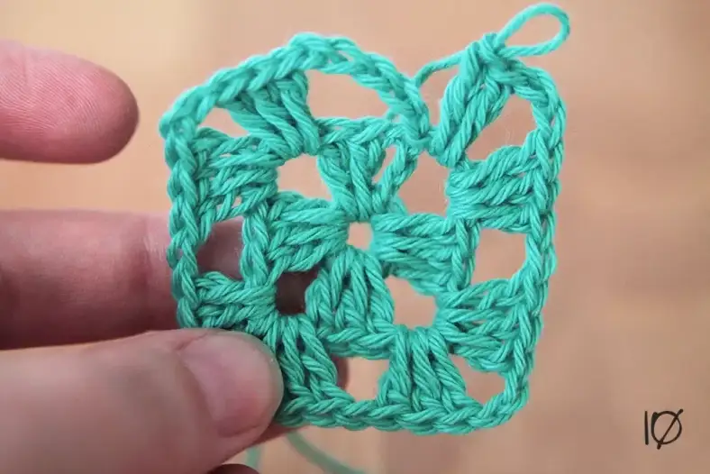How to crochet a Granny Square Step 10