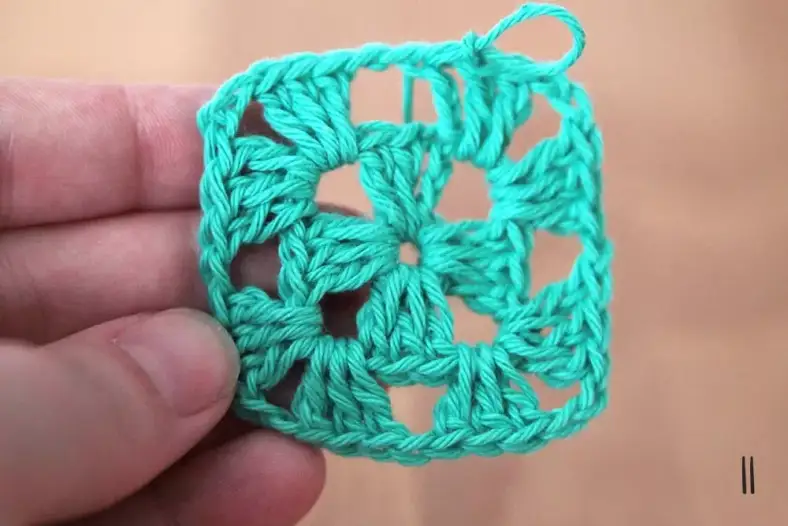 How to crochet a Granny Square Step 11