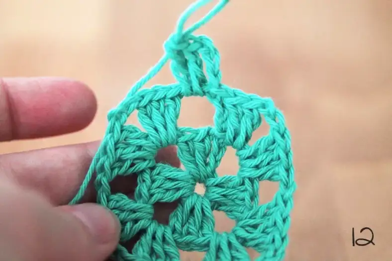 How to crochet a Granny Square Step 12