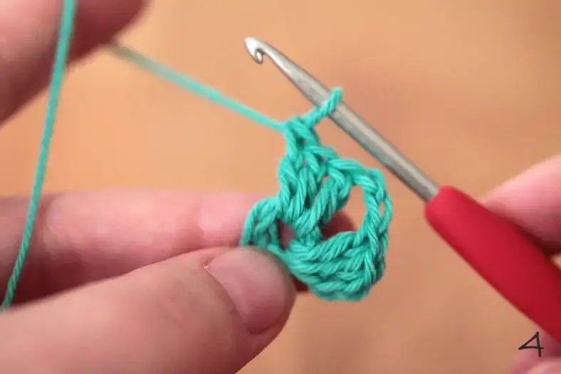 How to crochet a Granny Square Step 4