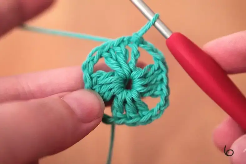 How to crochet a Granny Square Step 6