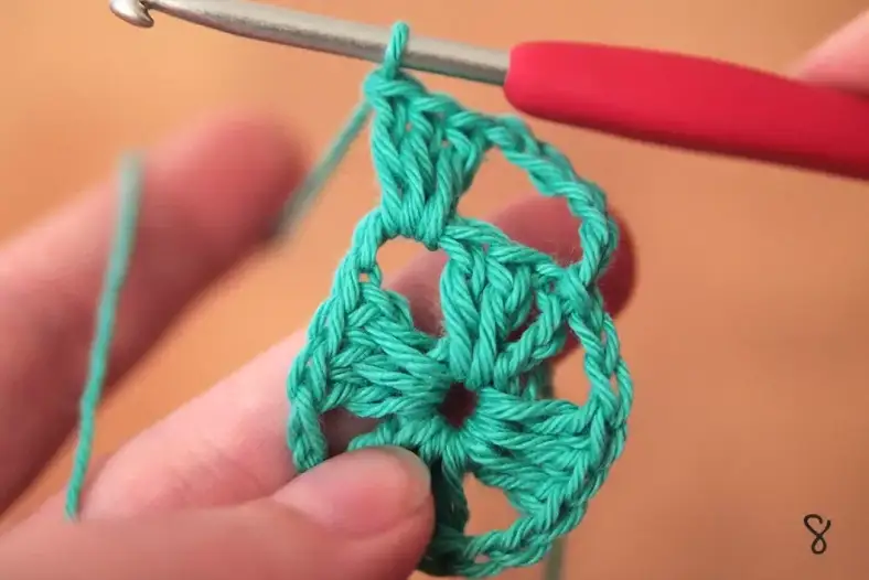 How to crochet a Granny Square Step 8